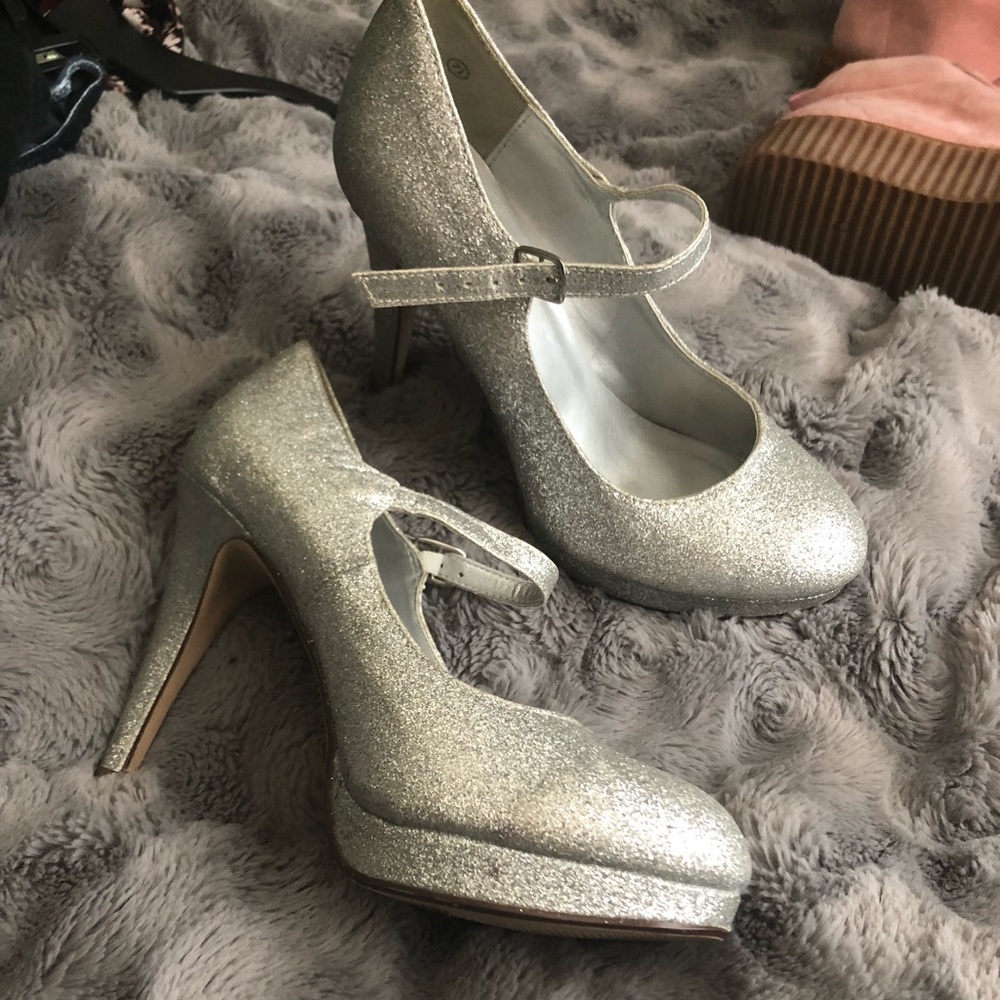 Size 7.5 silver glitter heels
